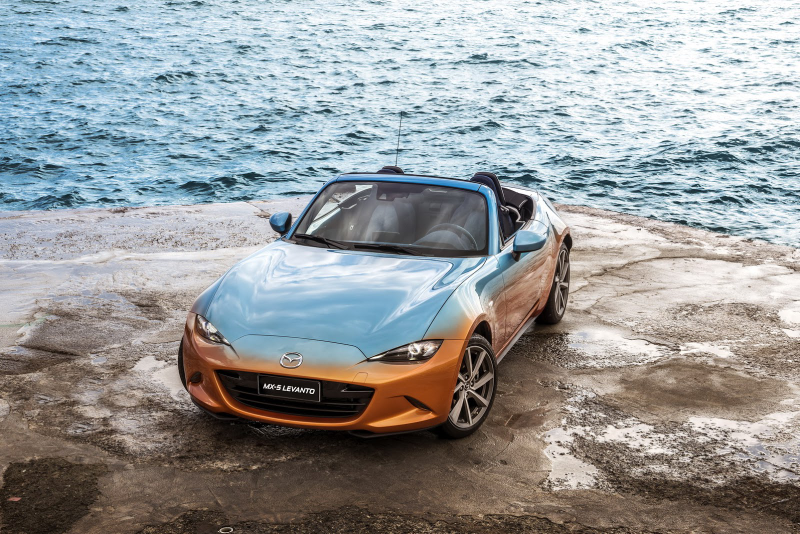 Illustration for article titled Placate Your Fears Of Global Economic Collapse With This Two-Tone Miata With A Denim Interior